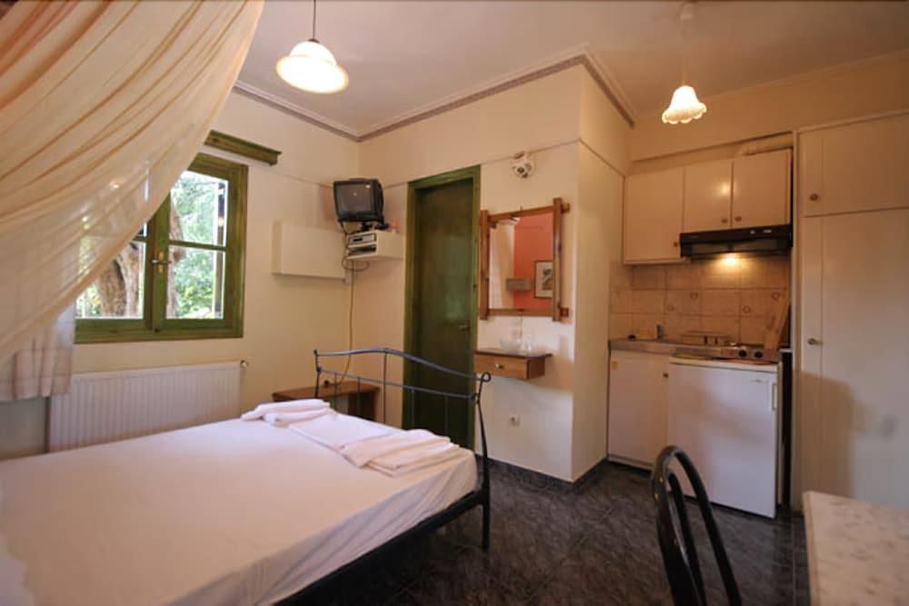 Alexaria Holidays Aparthotel Frínion